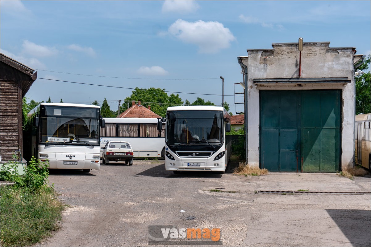 A vésztői buszgarázsnál semmi sem mozdul, a buszmenetrend még ritkásabb, mint a vasúté. A buszsofőr sem tudna a műszak végén hazajutni, de ő ma autóval jött.