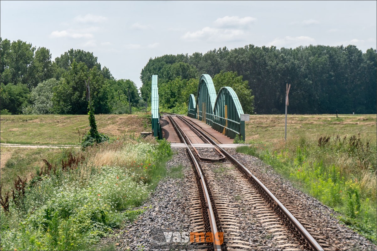 A Fekete- és a Fehér-Körös Sarkad és Gyula között egyesül, a vasút a két folyót két nagy hídon kereztezi.